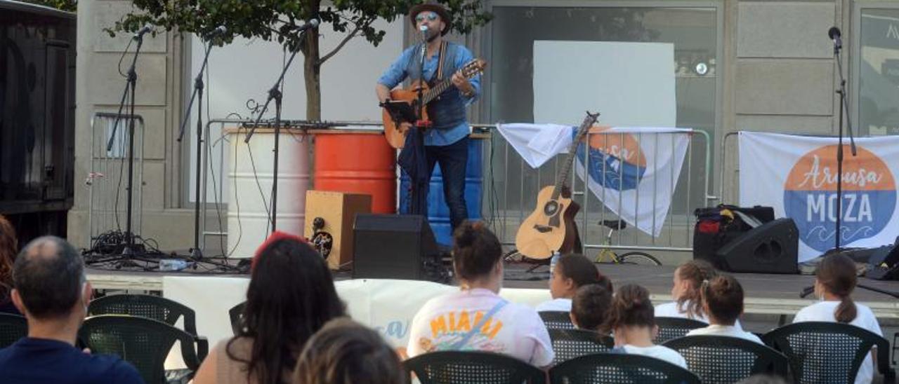 Dani Barreiro conquistó en la Plaza de Galicia al público más joven en la tarde de ayer.