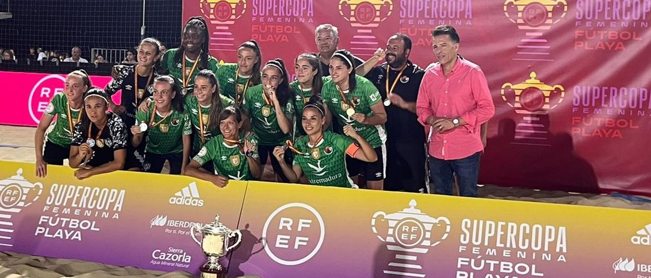 El Playa Cáceres, feliz con sus medallas y trofeo de subcampeonas de la Supercopa de España.El Playa Cáceres, feliz con sus medallas y trofeo de subcampeonas de la Supercopa de España.