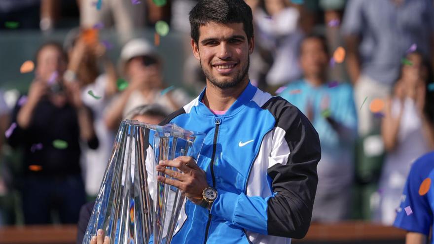 Alcaraz, con el trofeo de su quinto Masters 1000, segundo consecutivo en Indian Wells.  | AP