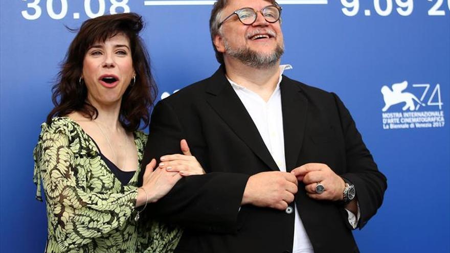 Del Toro triunfa con una película de fantasía, política y amor