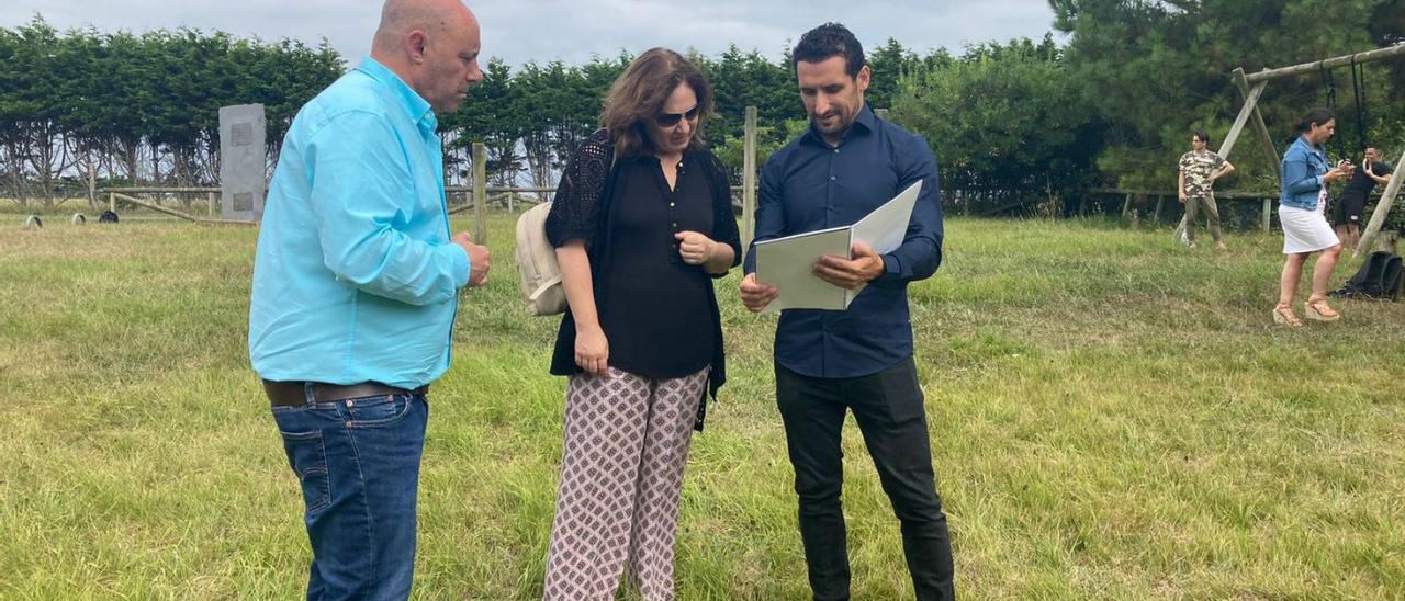 Francisco Javier Vinjoy, Encarnación Vicente y Carlos García, ayer, en el terreno del antiguo campo de concentración de Arnao. | S. A.