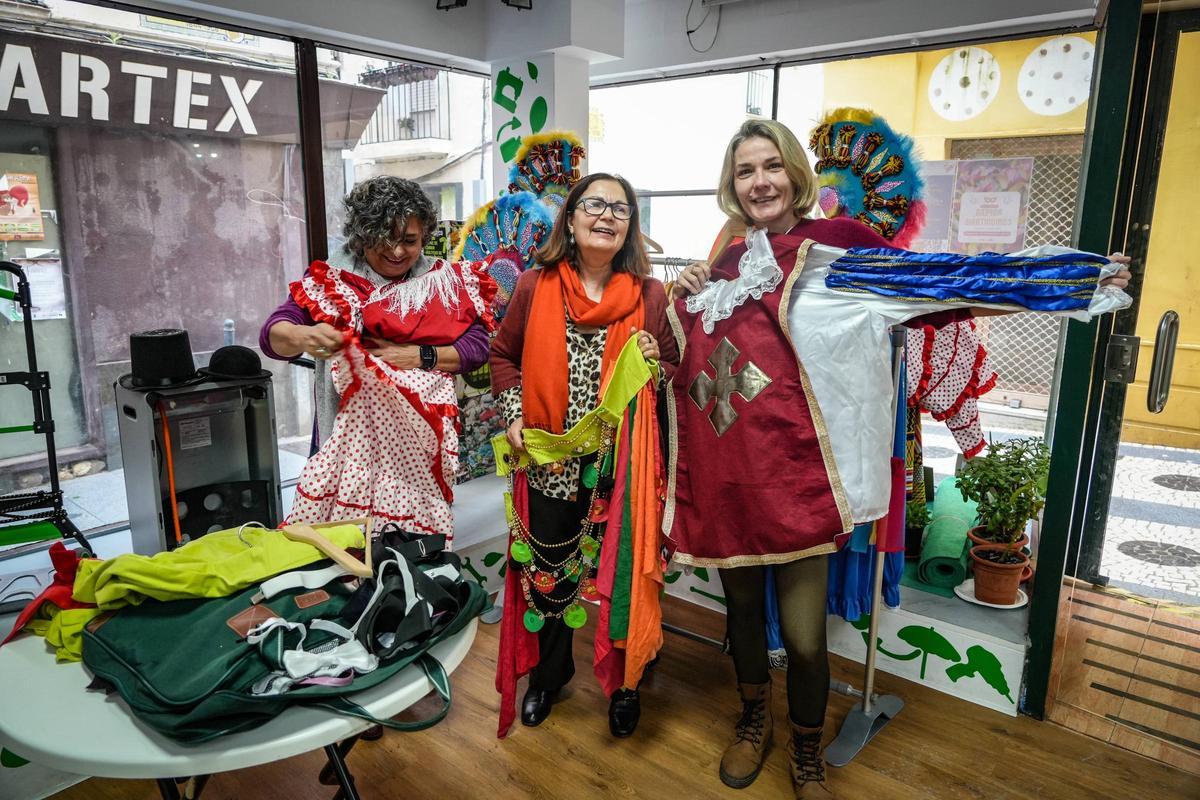 Esther Párraga, Carmen Rubiales y Ana Dávila en El Prestao colocando los disfraces.