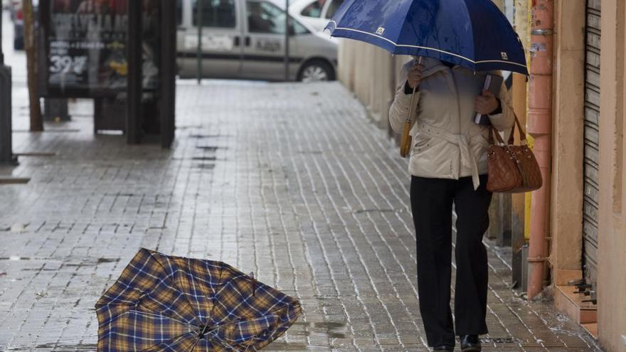 La lluvia y los fuertes vientos de poniente vuelven a Valencia