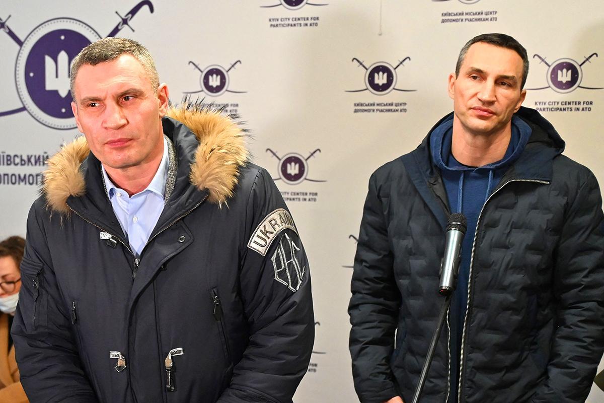 Vilita y Wladimir Klitschko, en su comparecencia ante los medios tras alistarse.