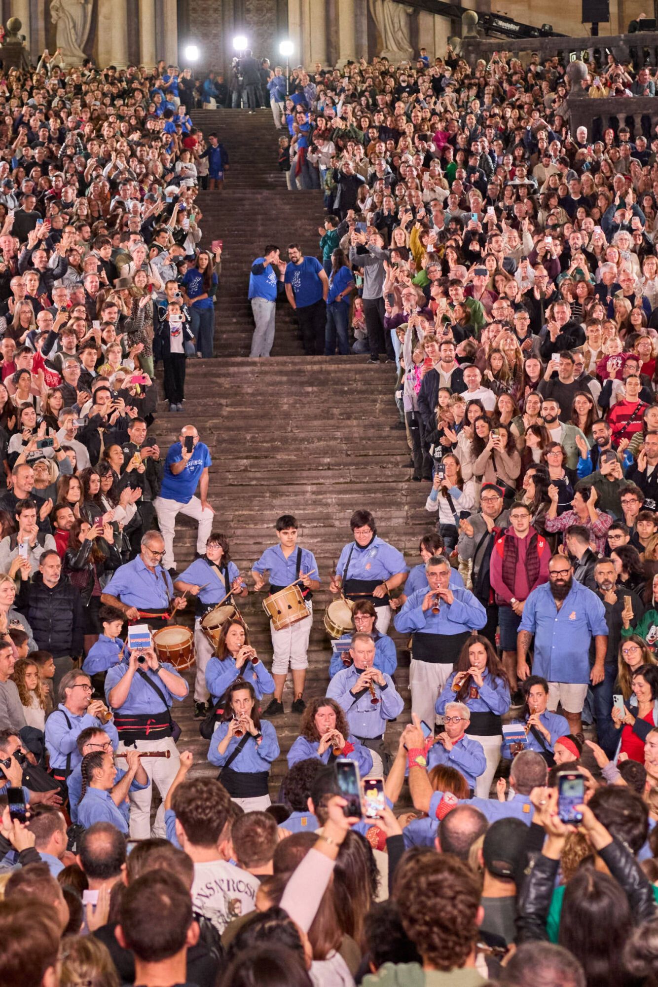 Les imatges de la pujada del pilar de 4 a les escales de la Catedral
