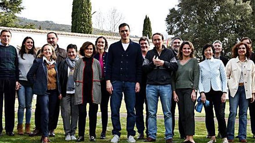 Pedro Sánchez i els ministres del seu Govern, ahir, a Quintos de Mora, Toledo.