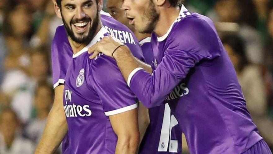 Gareth Bale felicita a Isco tras anotar éste el quinto gol del Real Madrid al Betis en el Villamarín. // Efe