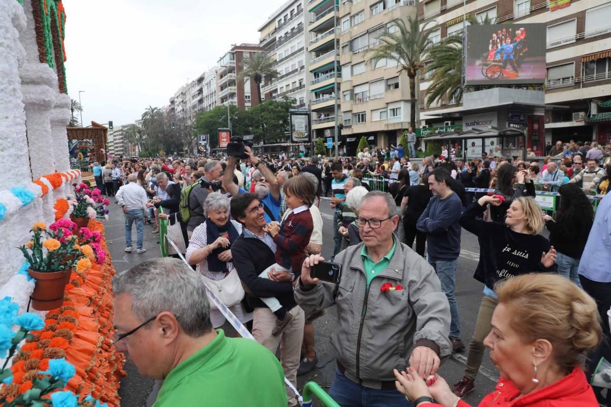 Miles de cordobeses participan en la Batalla de las Flores