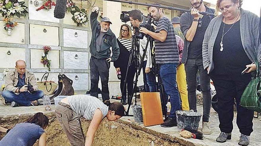 Trabajos de exhumaciÃ³n de represaliados en el cementerio de Porreres.