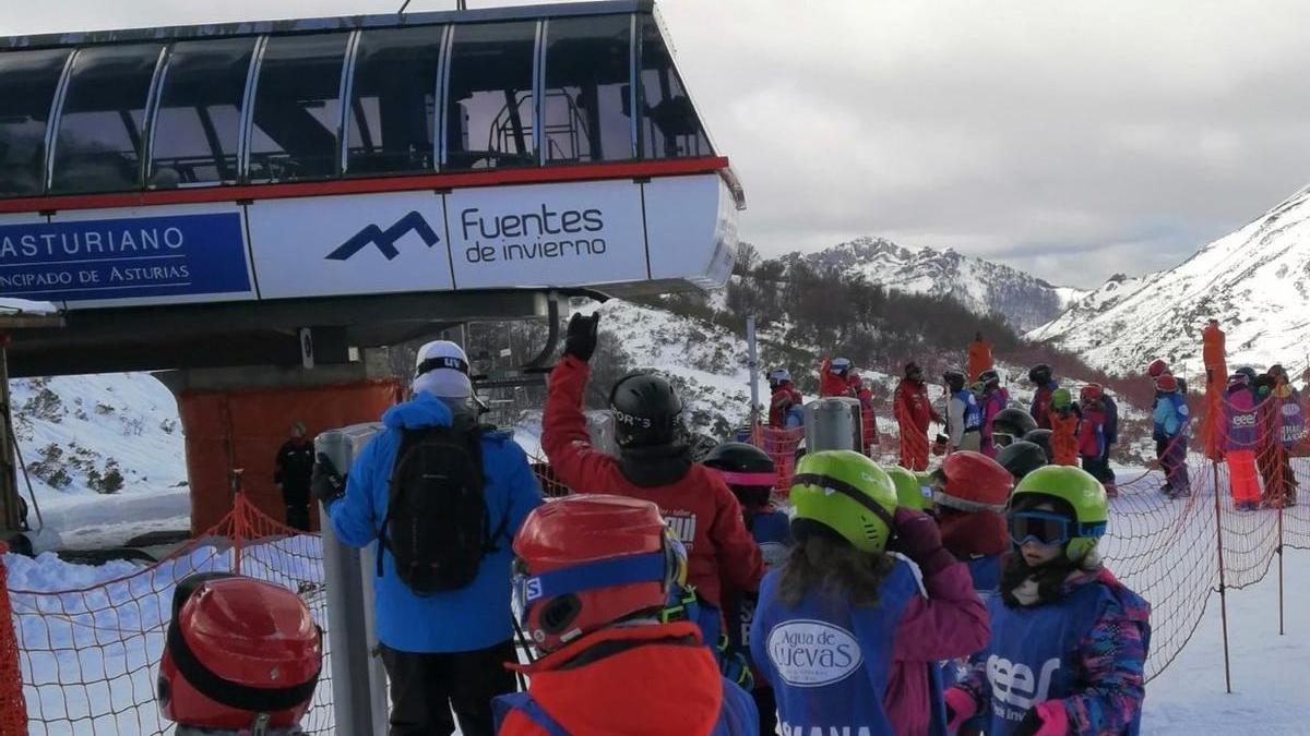 Chavales disfrutando de la Semana Blanca en Fuentes de Invierno.