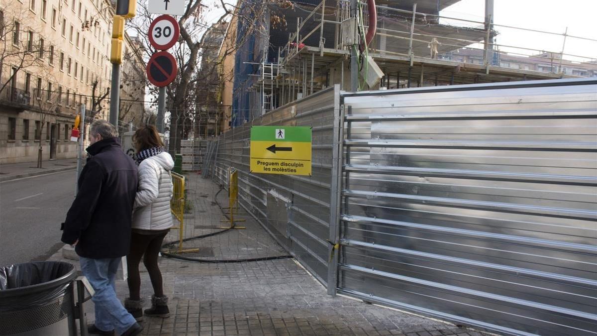 Un tramo de Palomar, ocupada por las obras en el colegio de Ignasi Iglesias