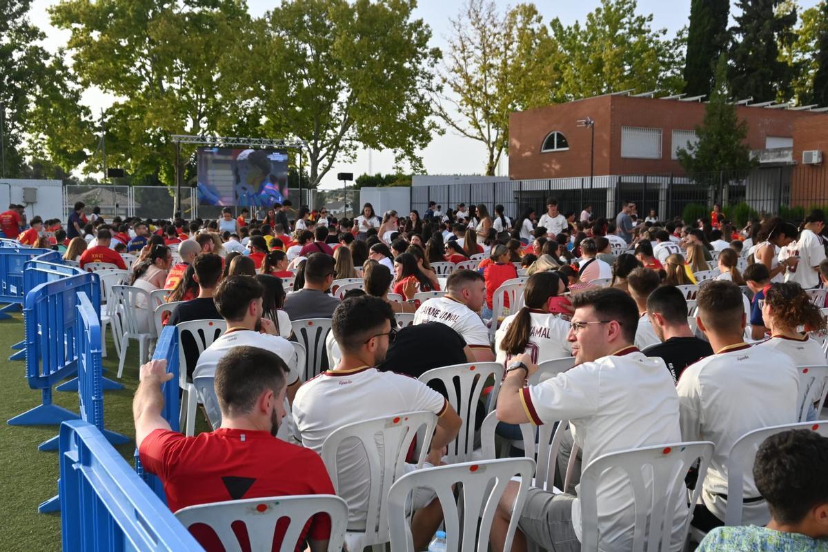 Así vive la provincia de Córdoba la final del Mundial: pantallas en las plazas y miles de aficionados. Así vive la provincia de Córdoba la final del Mundial: pantallas en las plazas y miles de aficionados.