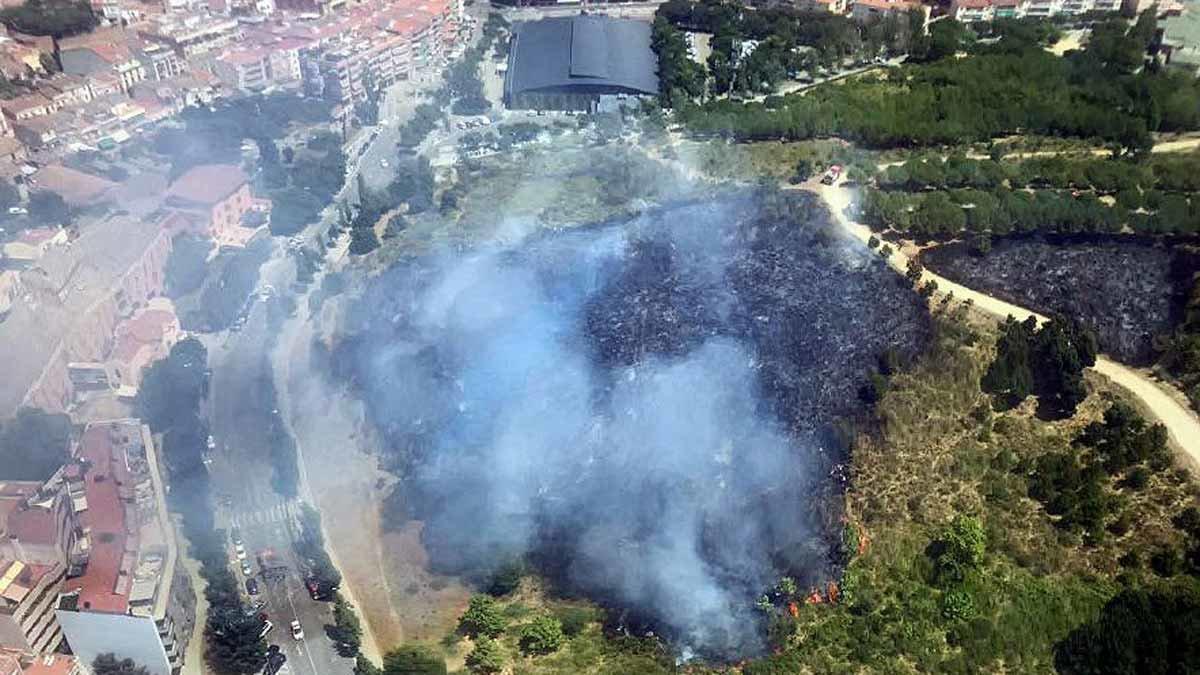 Un incendio en el Parc de la Muntanyeta de Sant Boi quema 1,3 hectáreas