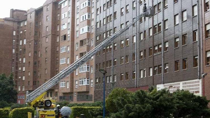 Los bomberos acceden al domicilio desde el parque.