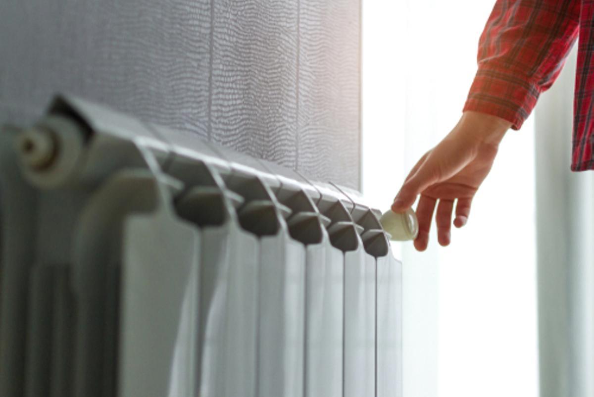 Papel de horno sobre el radiador, la práctica que más gente hace dentro de casa en otoño
