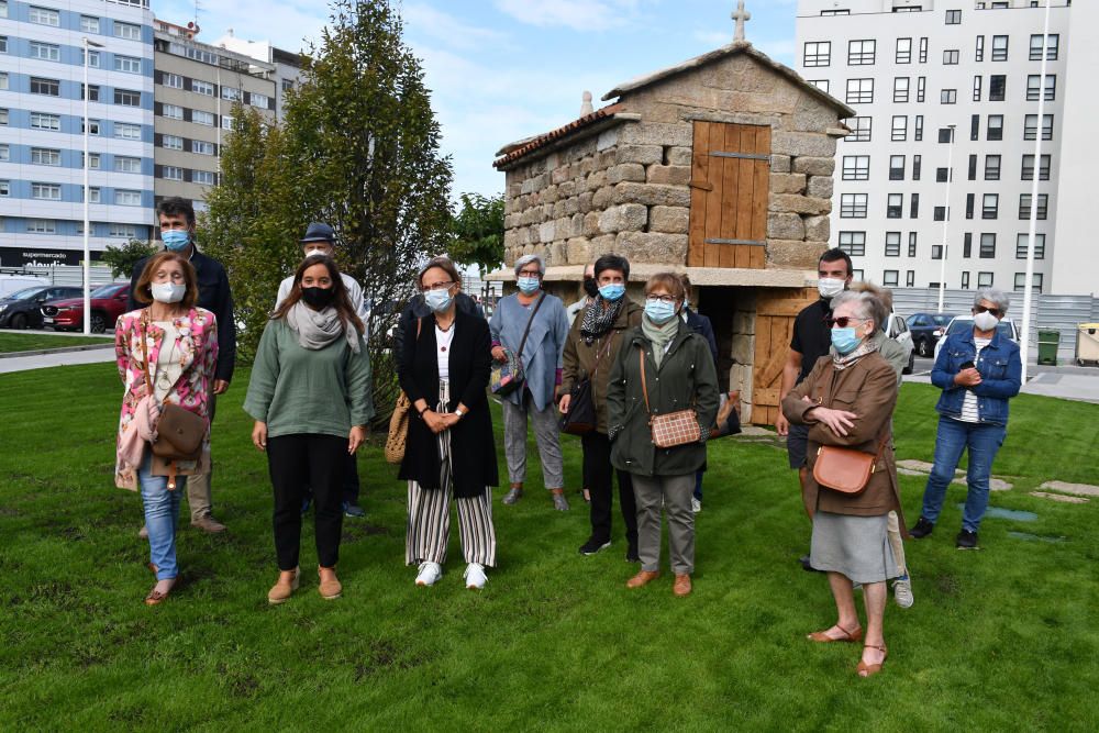 Rey visita el hórreo rehabilitado en San Roque