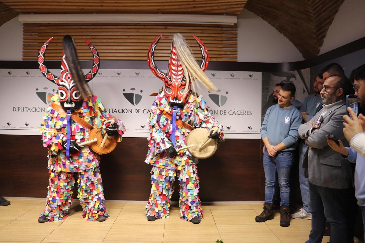 Los Jarramplas 2026 tocan el tambor.