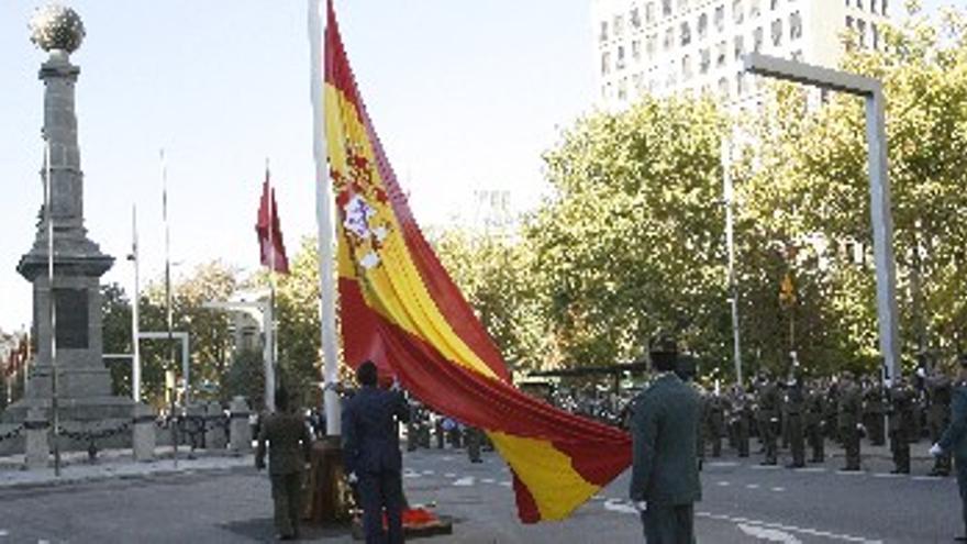 La bandera española se quedará de forma permanente en la plaza Aragón