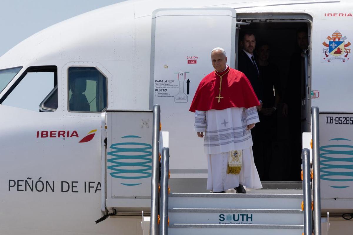 El papa León XIV, a su llegada al aeropuerto de Barcelona