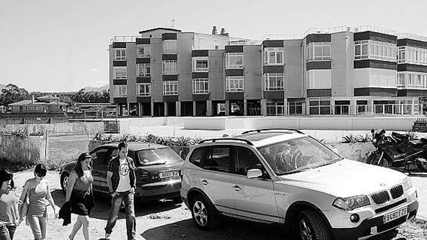 Zona de la Ería del Piles afectada por el plan, con los negocios hosteleros -al fondo- y la carretera que serían suprimidos.