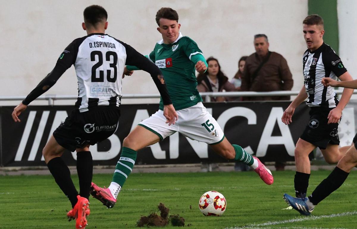 Fer se dispone a disparar a portería durante el partido de la primera vuelta. |  José Lores