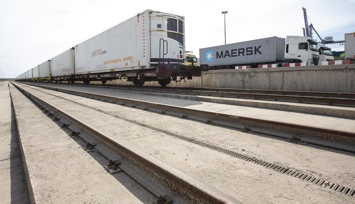 Un ferrocarril estacionado en la actual estación del puerto.