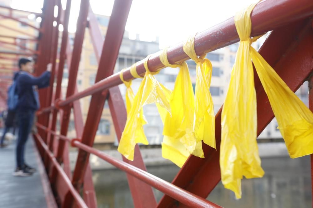 L'ANC reparteix cintes grogues a Plaça Catalunya