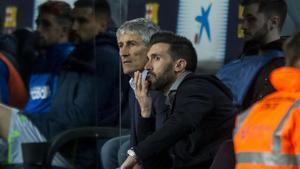 Quique Setién y Eder Sarabia, su ayudante, durante el partido ante la Real Sociedad.