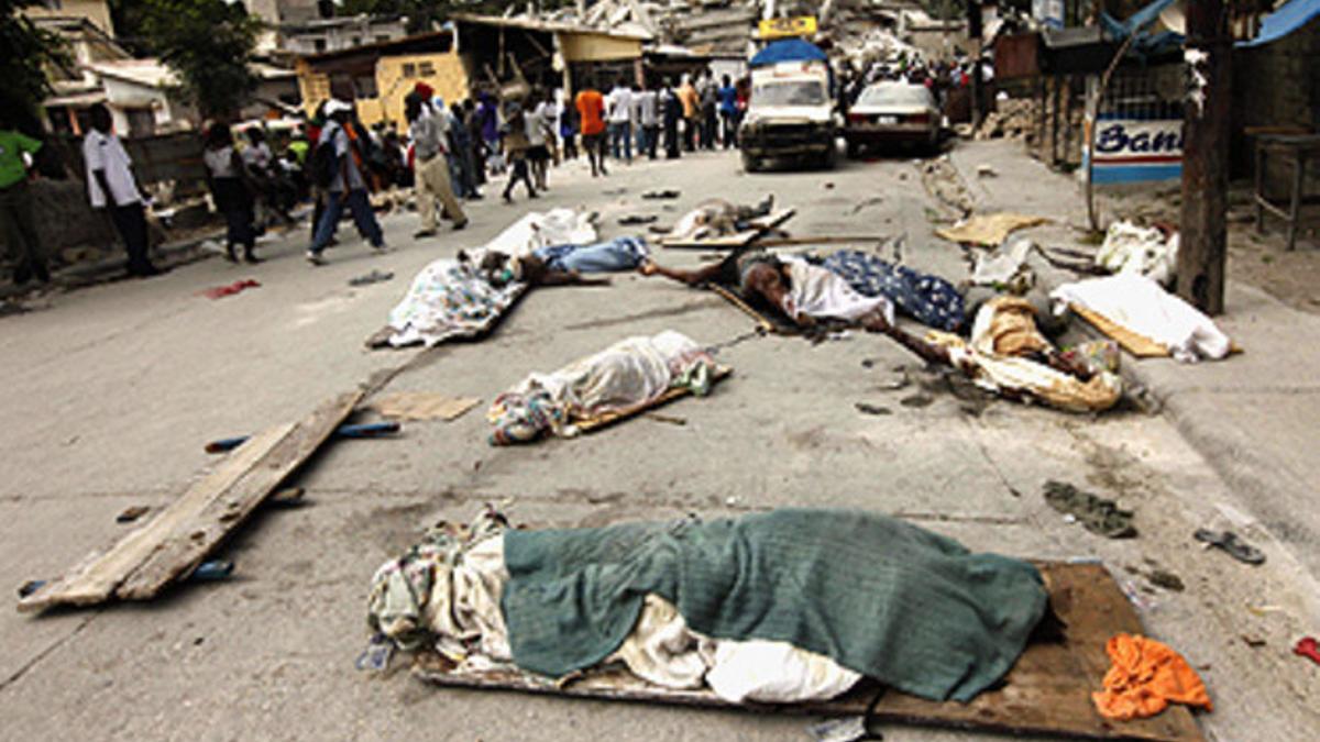 Cadáveres en una calle de Puerto Príncipe.