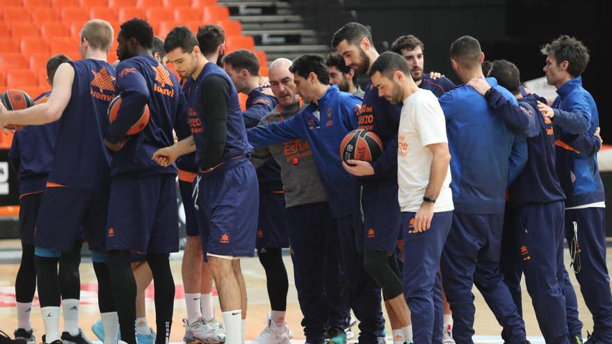 Los jugadores del Valencia BC, ya con Sastre recuperado, en un momento de su entrenamiento en La Fonteta.