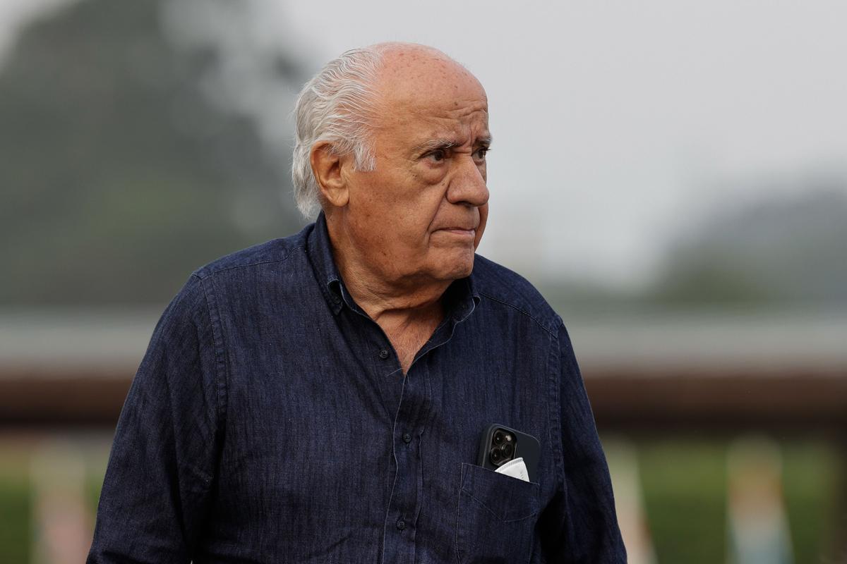 El empresario Amancio Ortega durante la primera jornada del Concurso de Saltos Internacional de A Coruña, en Arteixo. 