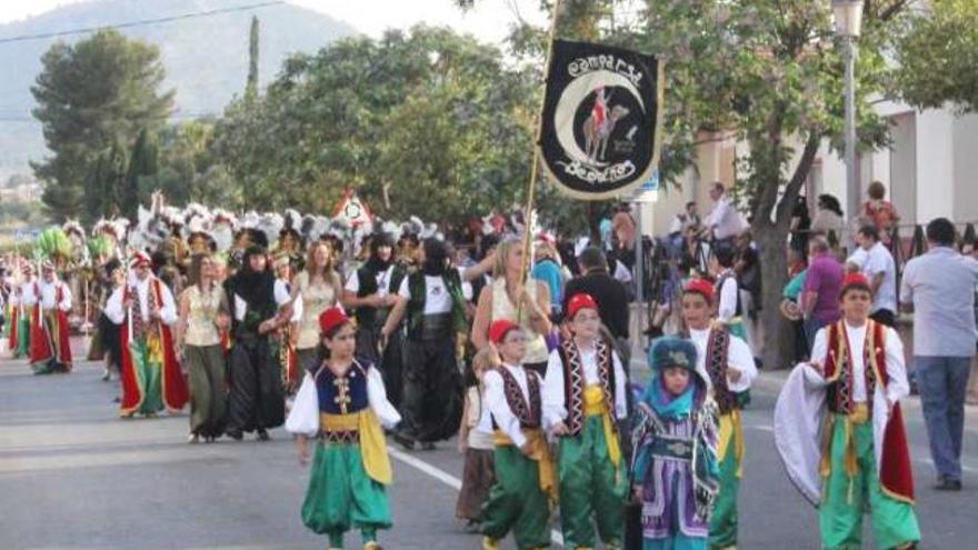 La Entrada mora se celebró ayer con el desfile de las tres comparsas que actualmente integran el bando de la Media Luna.