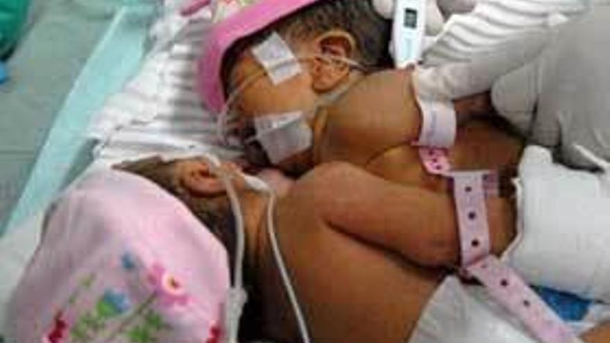 Imagen de archivo de dos gemelas recién nacidas en un hospital.