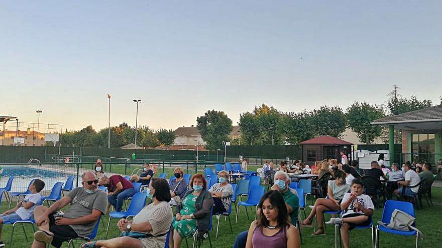 Público en las piscinas con distancia de seguridad por el covid. | SERVICIO ESPECIAL