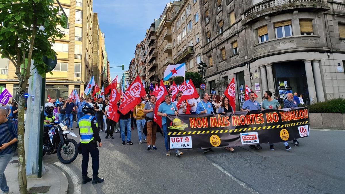 Salida de la manifestación convocada por todos los sindicatos, en el cruce de Vía Norte con Urzáiz.