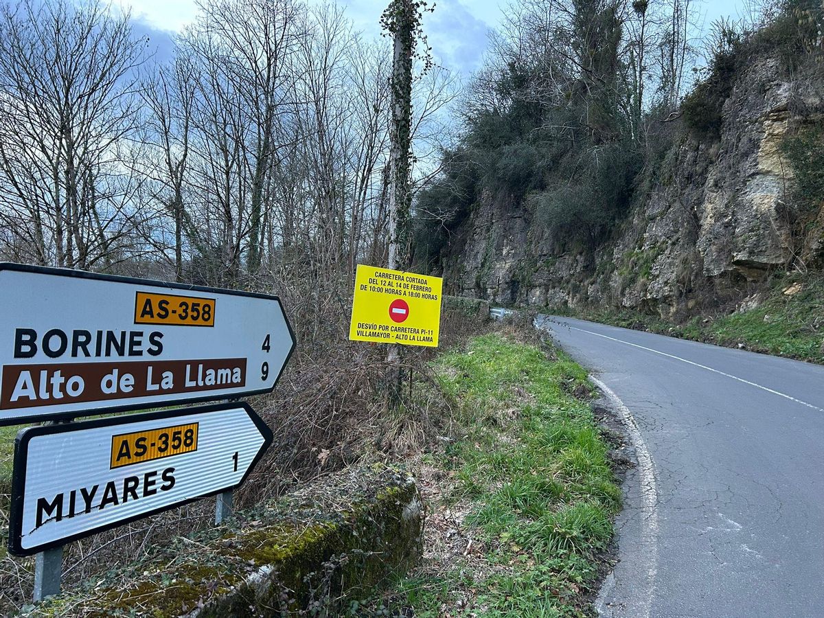 La carretera AS-358, conb el cartel que anuncia el corte de tráfico.