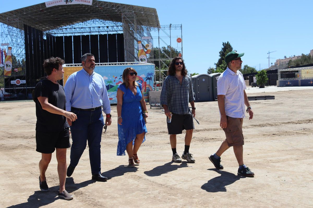 El alcalde Josele González visita el recinto donde se celebra el Cala Mijas.