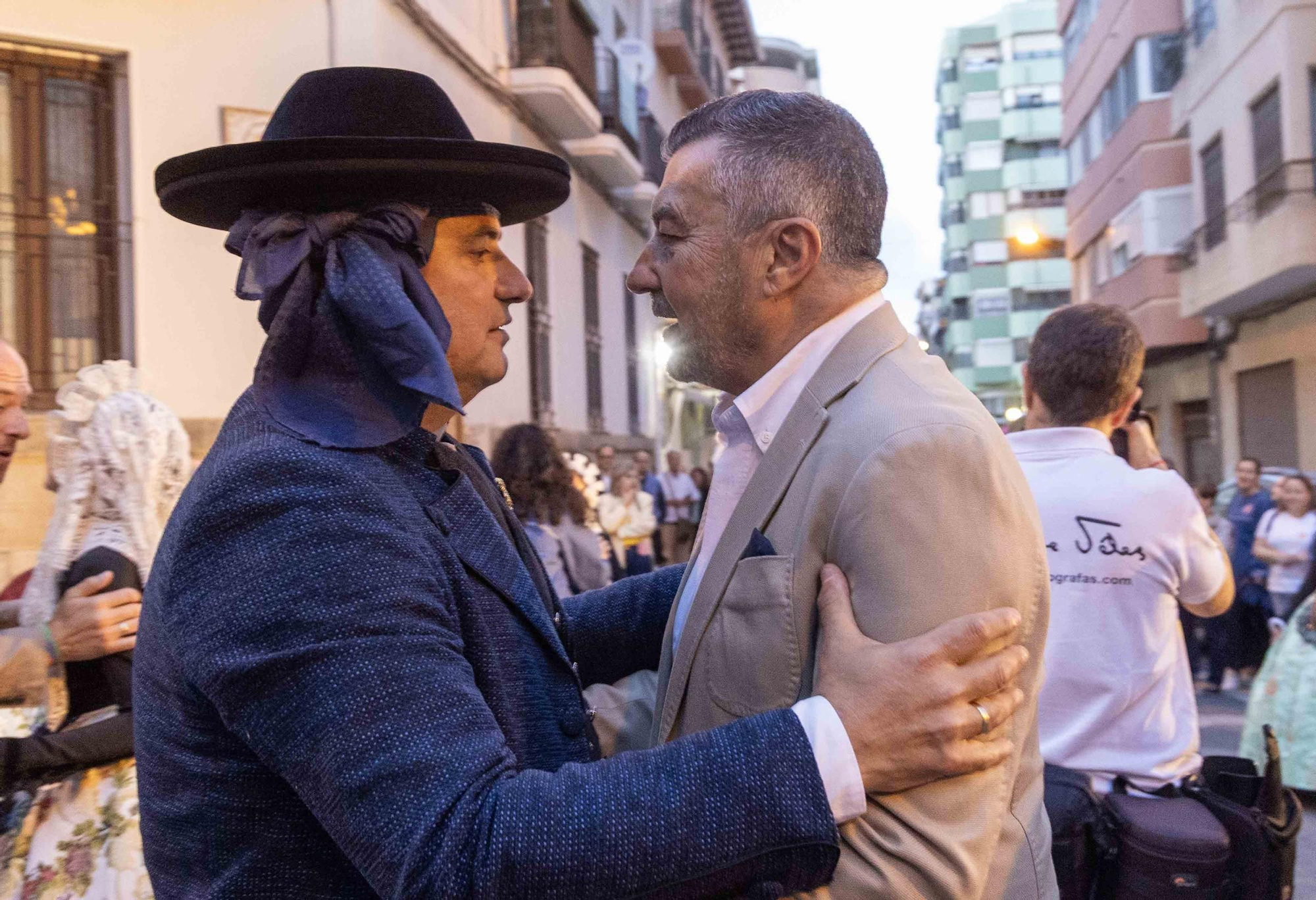 El homenaje al fundador de las Hogueras, José María Py, y el Festival de Bandas de Andrés Llorens iluminan una noche con olor a fiesta y pólvora