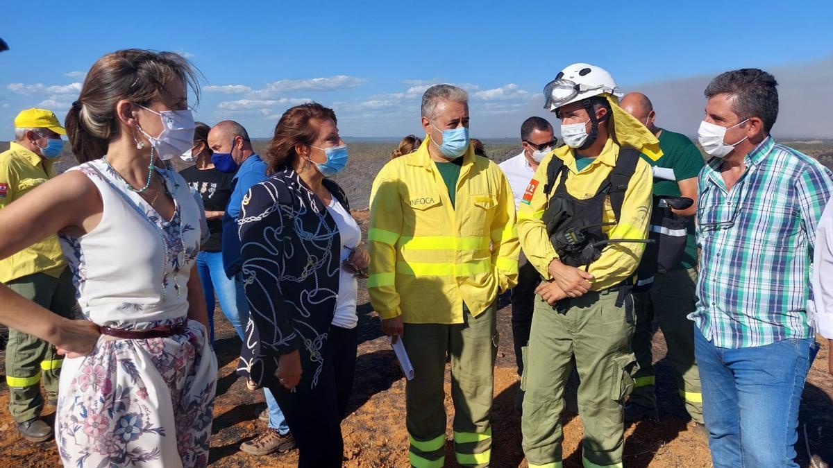 Visita de la consejera andaluza de Desarrollo Sostenible, Carmen Crespo, al dispositivo para la extinción del incendio de Villarrasa (Huelva).