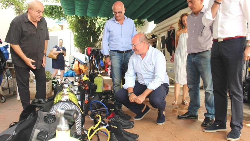 Pedro Antonio Sánchez, en cuclillas, durante la visita.