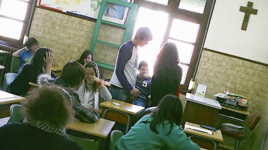 Varios alumnos en su clase.