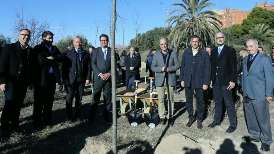 Un instante del acto realizado hoy en el futuro bosque urbano