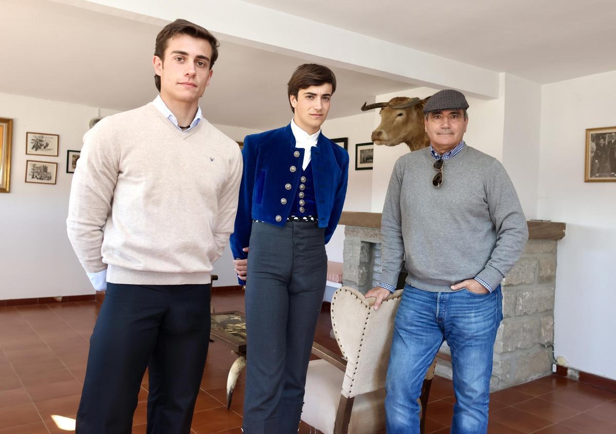 Los novilleros Julio Aparicio y Rodrigo Villalón con el ganadero Rafael Lozano