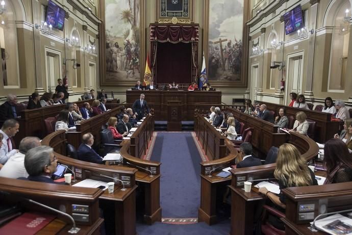 Pleno en el Parlamento de Canarias