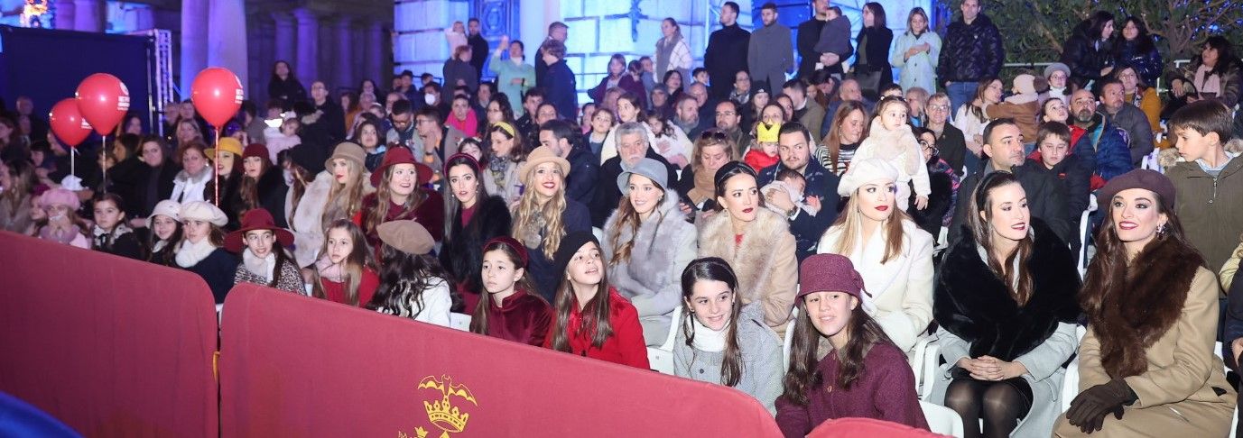 La versión "años 30" de Laura, Paula y la corte 2023 en la Cabalgata de Reyes