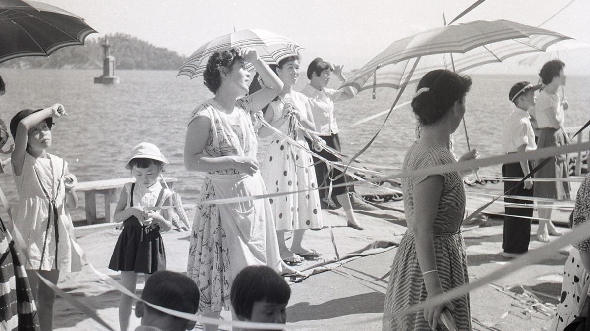 Imagen de mujeres y niños tomada en Japón en 1957.