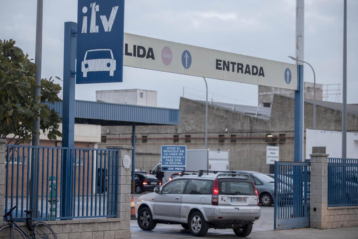 Coches en la ITV de Vara de Quart, en València.