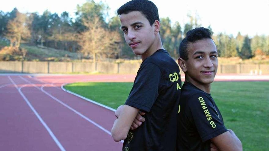 Nabaoui y Bensoultana, en las pistas de atletismo del Cuntis. // Bernabé/Cris M.V.