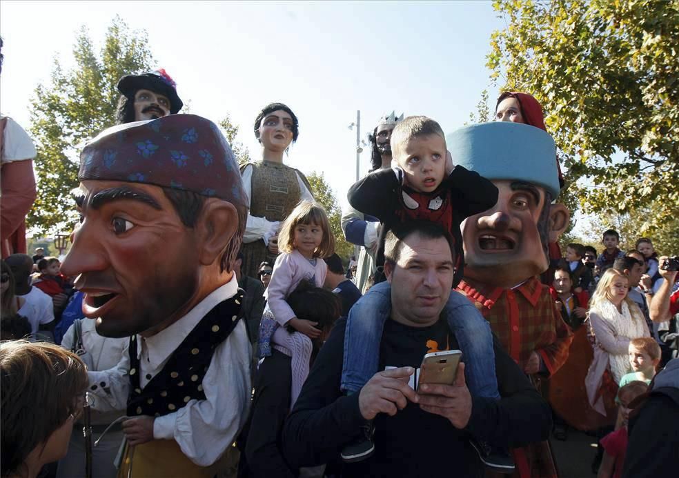 Gigantes y cabezudos en la Expo