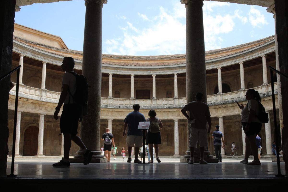 GRANADA, 15/08/2026.- El Patronato de la Alhambra y Generalife ha abierto a las once de la mañana sus instalaciones, unas tres horas después de su horario habitual, después de que un equipo especializado haya realizado inspecciones en el conjunto monumental, que no ha sufrido daños, tras el episodio sísmico, marcado por el terremoto de intensidad 5 registrado esta madrugada y con epicentro en Alhendín.EFE/ Pepe Torres